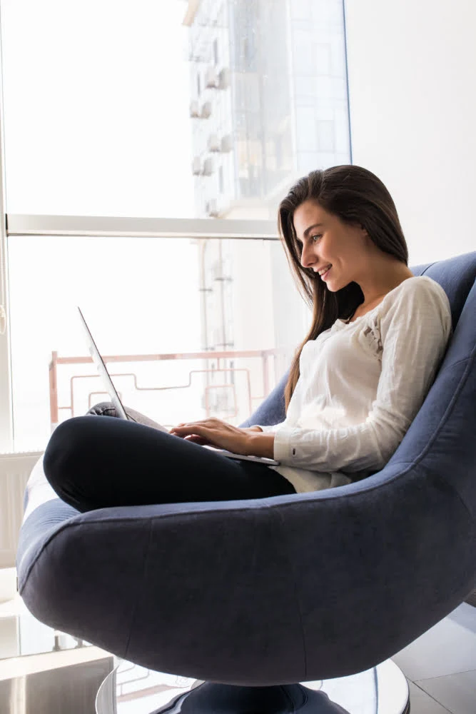 hermosa joven utilizando un portatil