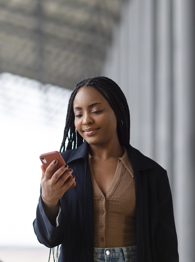 plano medio de mujer sonriente viendo su movil